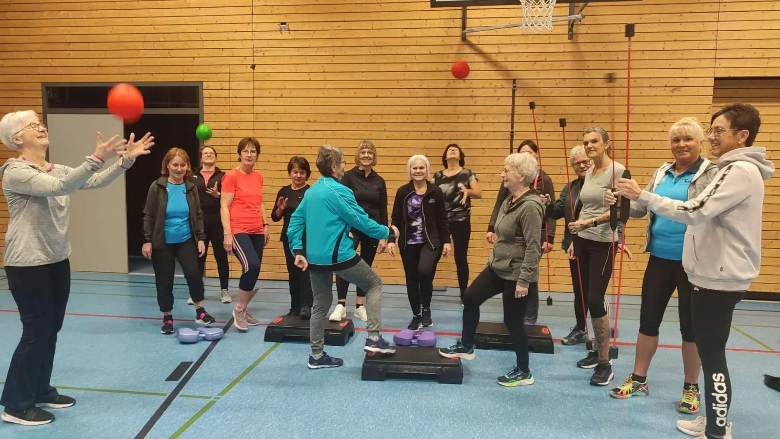 Nicht nur die Anstrengung, auch der Spaß kommt beim Vorbereitungstraining der Walkinggruppe nicht zu kurz. (Bild: Gerhard Müller)