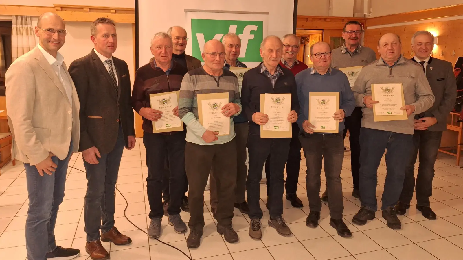 Die für 50 Jahre vlf-Mitgliedschaft Geehrten eingerahmt von BBV-Vizepräsident Ely Eibisch und vlf-Vorsitzenden Helmut Grillmeier (von links) sowie Landrat Roland Grillmeier (rechts) (Bild: Wolfgang Wenisch)