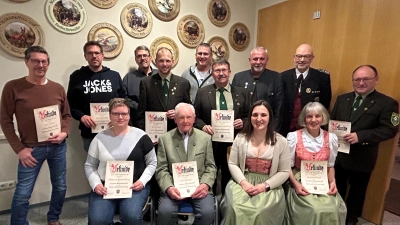 Max Burger(vorne sitzend) ist seit 70 Jahren Mitglied. Den Geehrten gratulieren Wolfgang Weiß, Bürgermeister Ludwig Biller, Gemeinderat Rainer Vater (hinten von rechts) (Bild: Siggi Bock)