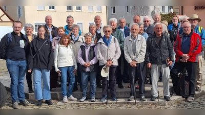 Nabburger Besucher mit OWV Vorsitzenden Rainer Funker vor dem Marktbrunnen von Neuhof a.d.Zenn. (Bild: Franz Wagner)