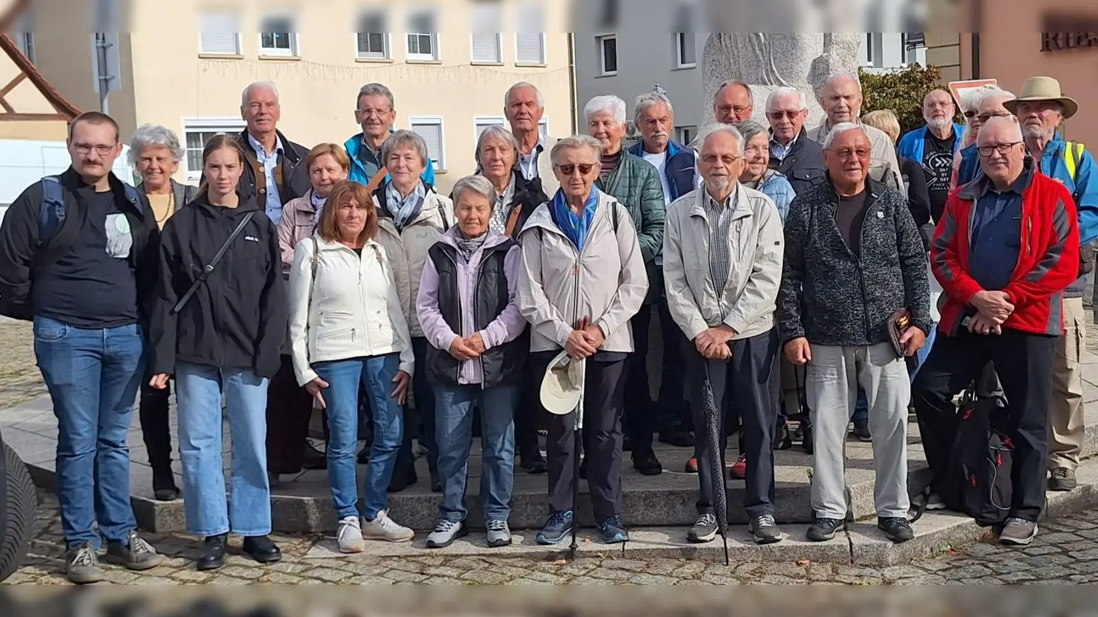 Nabburger Besucher mit OWV Vorsitzenden Rainer Funker vor dem Marktbrunnen von Neuhof a.d.Zenn. (Bild: Franz Wagner)