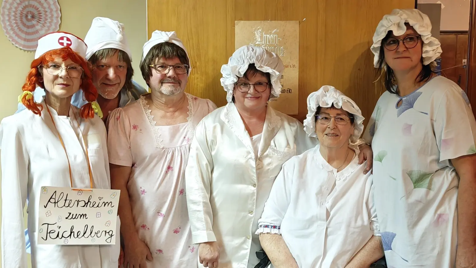 Die Comedy-Truppe nach dem Auftritt. Doris Reiß, Roland Zeitler, Kunibert Reiß, Angelika Protschky Monika Bartsch, Ramona Zeitler (Bild: Markus Renner)