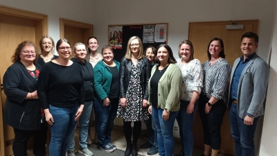 Schmid Heidi, Hammerer Brigitte, Ruhland Nina, Zach Maria, Eckl Stephanie, Bayer Sonja, Hauer Julia, Herdegen Anna, Schlagenhaufer Simone, Gräbner Jasmin, Zach Petra, Bürgermeister Rudolf J. Teplitzky (von links). <br> <br> (Bild: Petra Zach)