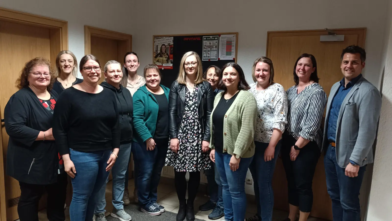 Schmid Heidi, Hammerer Brigitte, Ruhland Nina, Zach Maria, Eckl Stephanie, Bayer Sonja, Hauer Julia, Herdegen Anna, Schlagenhaufer Simone, Gräbner Jasmin, Zach Petra, Bürgermeister Rudolf J. Teplitzky (von links). <br> <br> (Bild: Petra Zach)