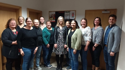 Schmid Heidi, Hammerer Brigitte, Ruhland Nina, Zach Maria, Eckl Stephanie, Bayer Sonja, Hauer Julia, Herdegen Anna, Schlagenhaufer Simone, Gräbner Jasmin, Zach Petra, Bürgermeister Rudolf J. Teplitzky (von links). <br> <br> (Bild: Petra Zach)