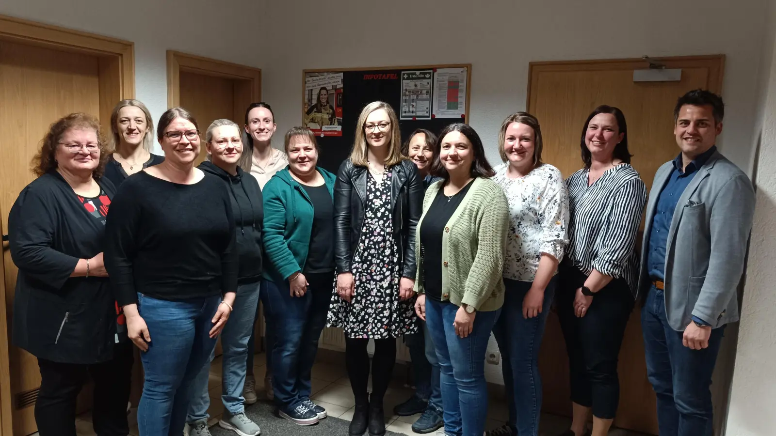 Schmid Heidi, Hammerer Brigitte, Ruhland Nina, Zach Maria, Eckl Stephanie, Bayer Sonja, Hauer Julia, Herdegen Anna, Schlagenhaufer Simone, Gräbner Jasmin, Zach Petra, Bürgermeister Rudolf J. Teplitzky (von links). <br> <br> (Bild: Petra Zach)