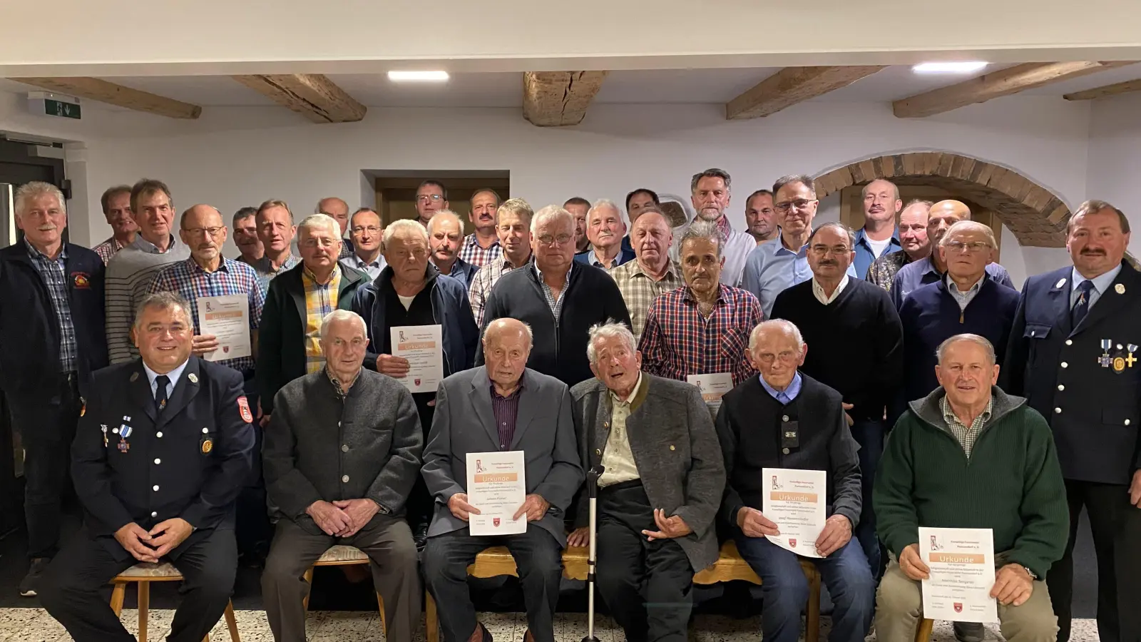 Zahlreiche Mitglieder werden beim Ehrenabend der Feuerwehr Pamsendorf für ihre Treue ausgezeichnet. (Bild: FFW Pamsendorf/exb)