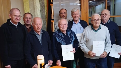 Präses Hofmann (li.), 2. Vorsitzender Lothar Meier (2. v. l.) und Vorsitzender Fleischmann (hinten 4. v. r.) ehrten langjährige Mitglieder der KF Hirschau. (Bild: Hans Fleischmann)