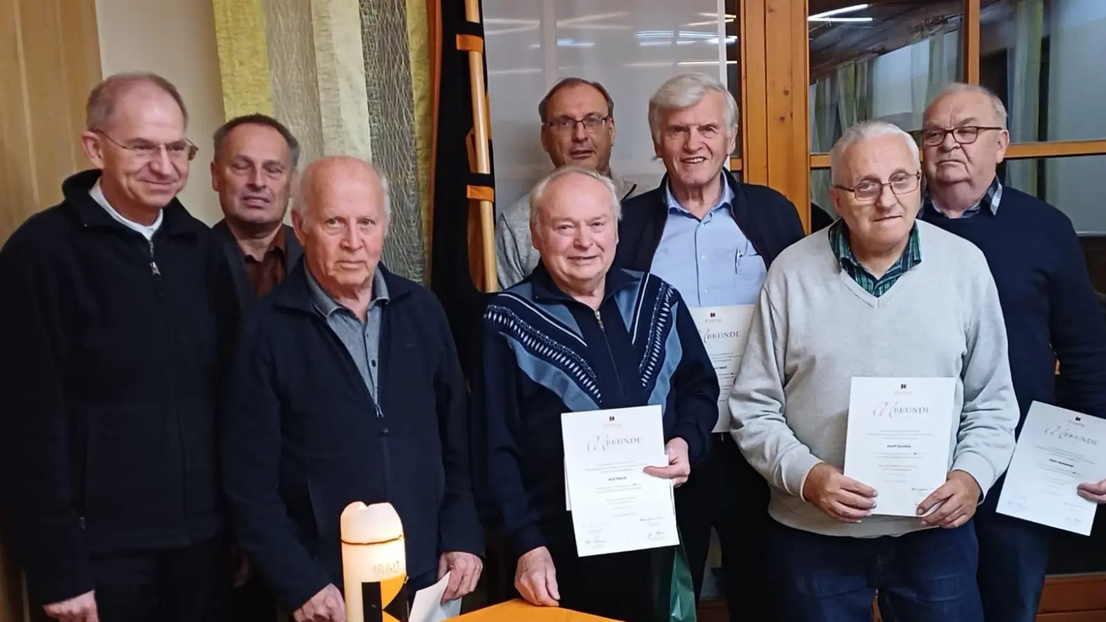 Präses Hofmann (li.), 2. Vorsitzender Lothar Meier (2. v. l.) und Vorsitzender Fleischmann (hinten 4. v. r.) ehrten langjährige Mitglieder der KF Hirschau. (Bild: Hans Fleischmann)