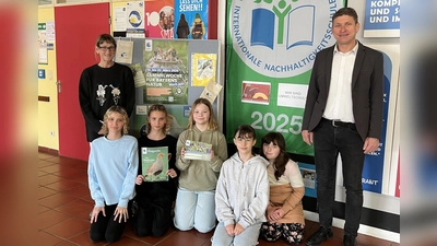 Studienrätin (MS) Felicitas Berger und Schulleiter Florian Fuchs mit den eifrigsten Sammlern. (Bild: Florian Fuchs)