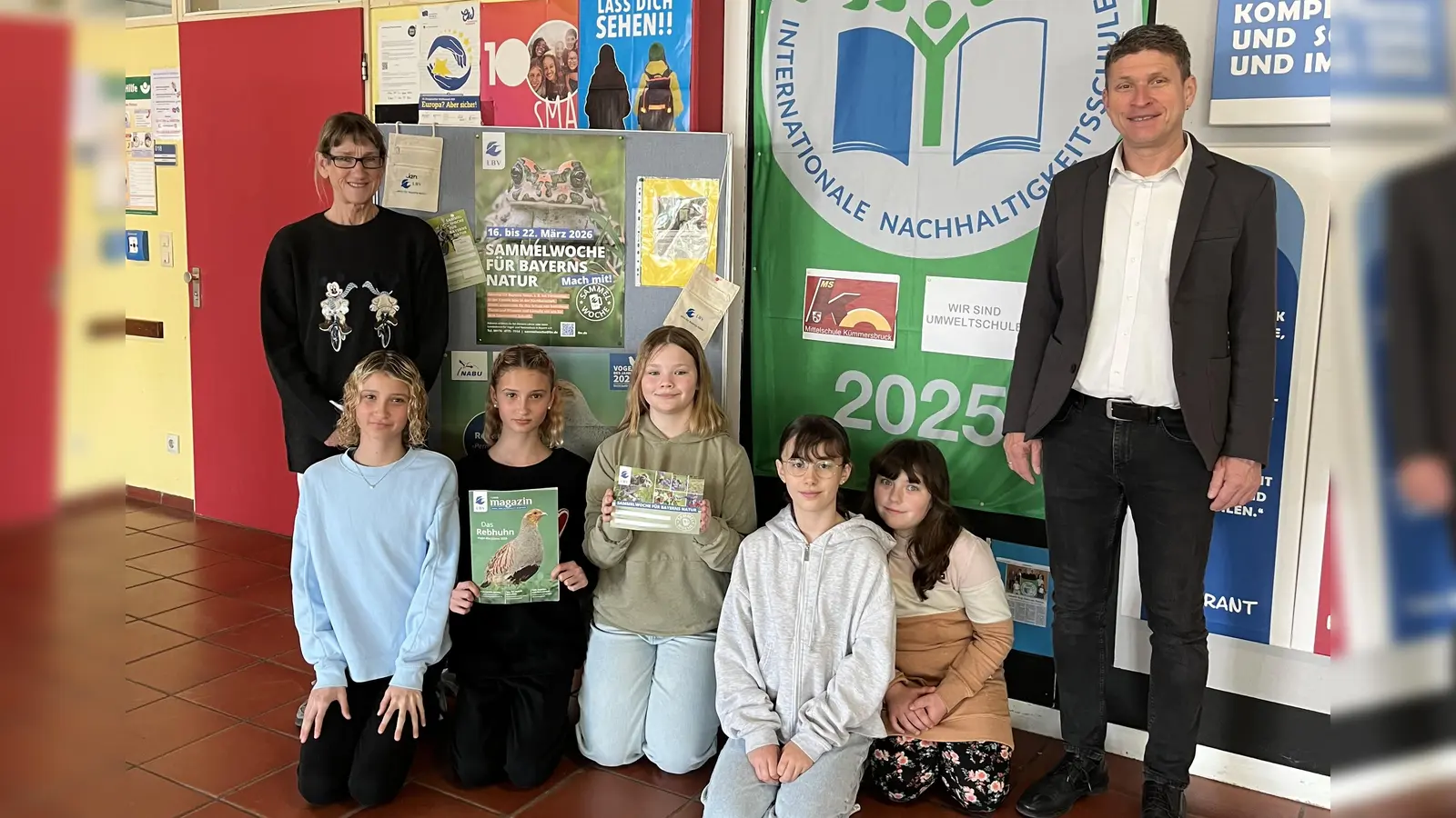 Studienrätin (MS) Felicitas Berger und Schulleiter Florian Fuchs mit den eifrigsten Sammlern. (Bild: Florian Fuchs)
