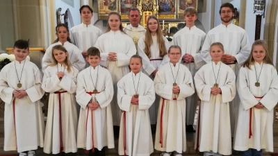 Die sieben „Neuen” im Kreis der Pleysteiner Ministranten: Julian Schwandner, Jolina Bauriedl, Simon Müllner, Mila Friedl, Emilia Schaller, Lea Müllner und Lina Strobel (erste Reihe, von links). (Bild: Hans Müllhofer)