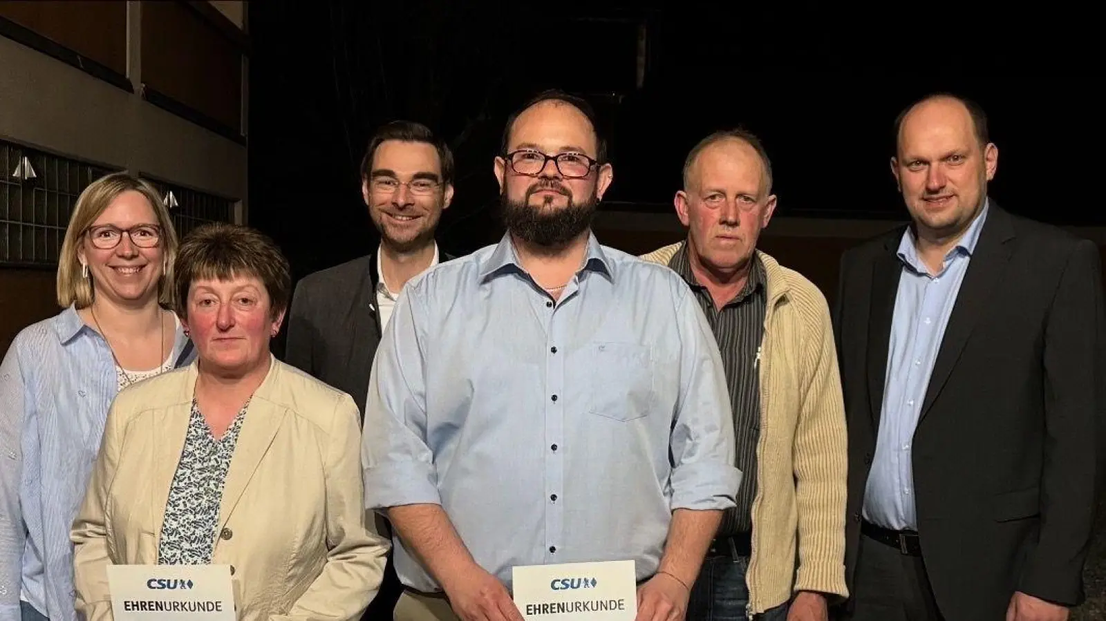 Der CSU-Ortsverband wählte im Beisein von MdL Dr. Stephan Oetzinger (3.v.l.) mit Eva-Maria Procher (li.) erstmals eine Frau an die Spitze und bestimmte zweiten Bürgermeister Thomas Kleber (re) zum Bürgermeisterkandidaten. Geehrt wurden für 15-jährige Treue Claudia Balk (2.v.l.), für 20 Jahre Michael Kleber (3.v.r.) und für 30 Jahre Karl Grießl (2.v.r.). (Bild: Karl Ziegler)