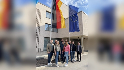 Digitalisierung made in Waldsassen - die Wählervereinigung Zukunft Landkreis Tirschenreuth besucht das neue Landesamt. Links: Fraktionsvorsitzender Matthias Grundler, vorne von links Dritte Bürgermeisterin Katja Bloßfeldt und Kreisrätin Julia Thoma. (Bild: Matthias Grundler)