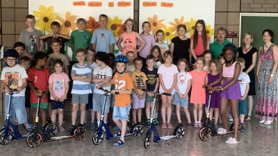 Grundschüler mit den fünf neuen Rollern (Bild: Rita Flierl)
