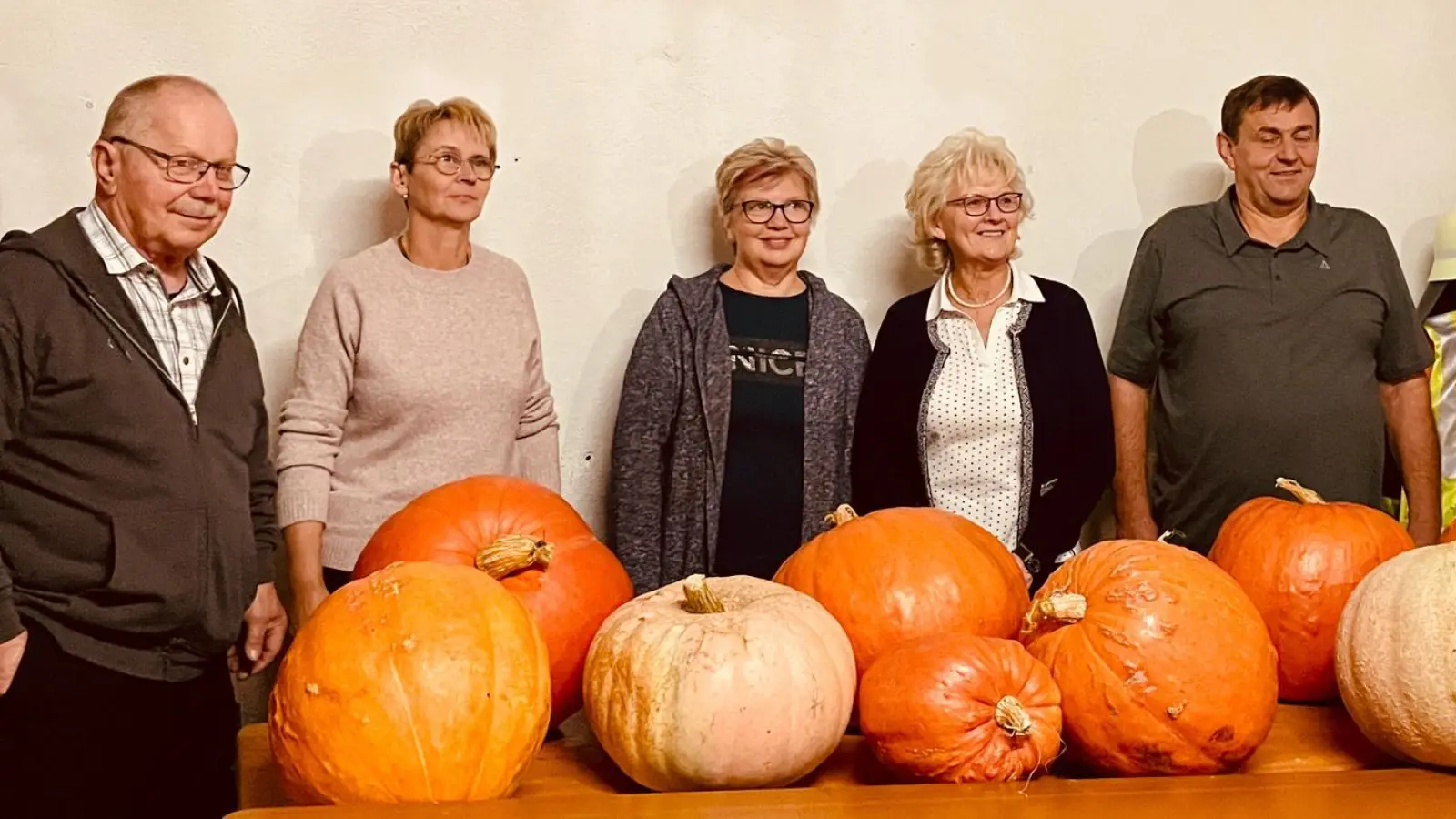 Kürbise 2024 <br>v.L. Robert Steinkohl, Manuela Schmiegel 1 Vors., Gerda Reindl, Charlotte Hautmann, Ludwig Arnold 2 Vors.  (Bild: Ludwig Arnold)
