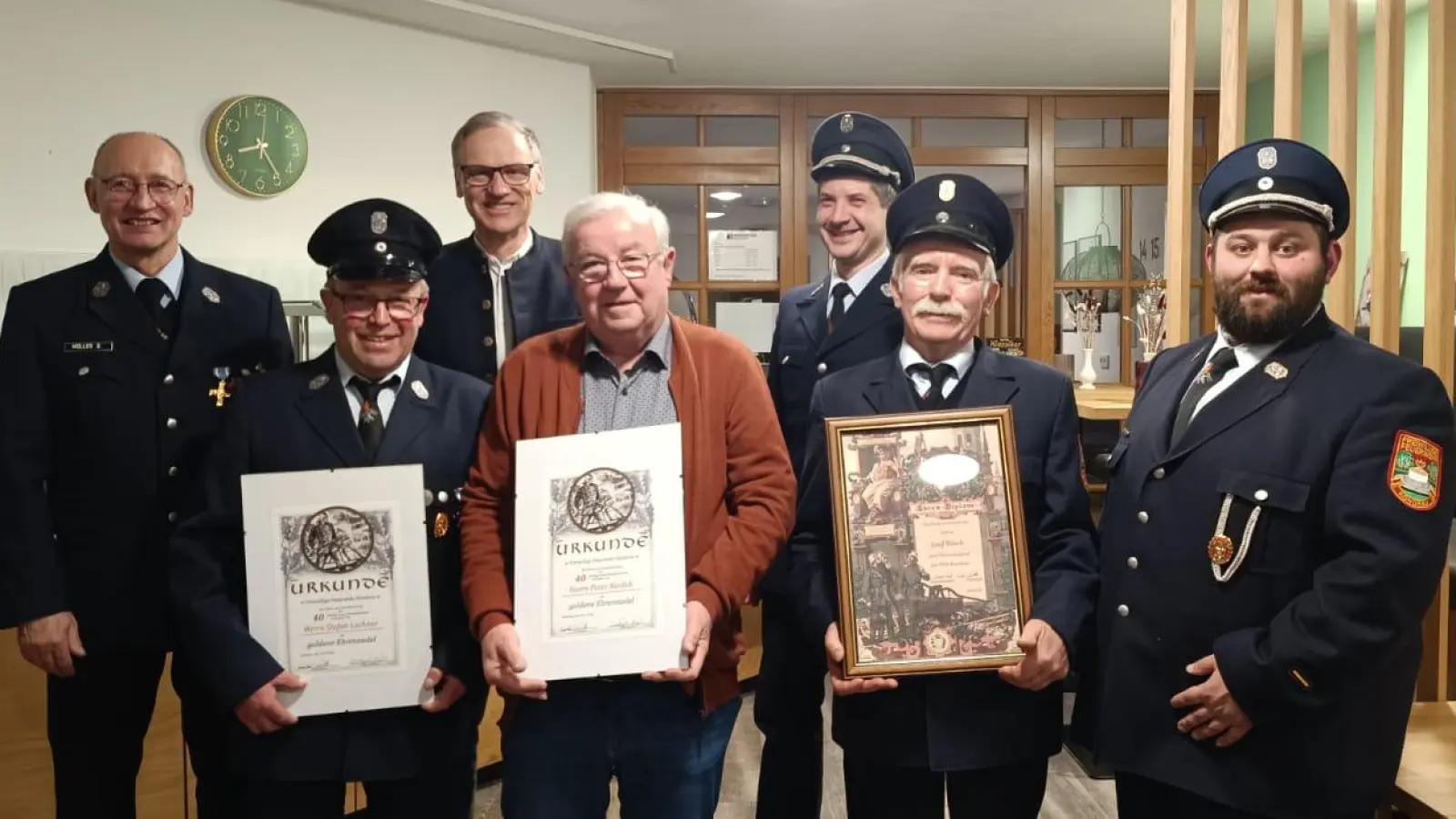Im Bild von Links. Vorstand Bernhard Müller, Stefan Lochner, 1. Bürgermeister Bernd Sommer, Peter Nerlich, stellv. Kommandant Michael Richtmann, Josef Rösch und Kommandant Christoph Frank (Bild: Philipp Lenz)