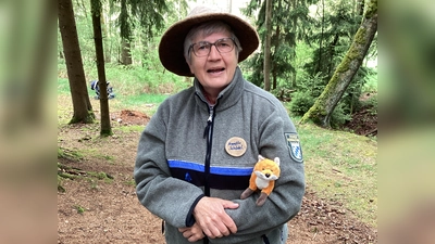 Försterin Annette Schödel mit dem Märchenfuchs. (Bild: Franziska Lotz)