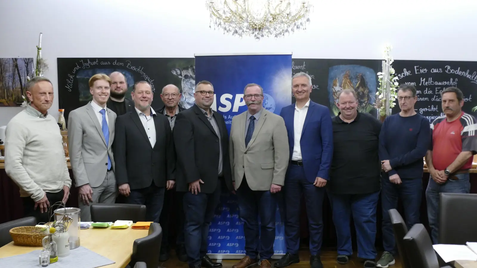 (v. l. n. r.) Günter Weise, Julian Grell, Martin Brunner, Thorsten Michel, Emmeran Luber, Kreisvorsitzender Markus Donhauser, der scheidende Kreisvorsitzende Andreas Otterbein, MdL Dr. Harald Schwartz, Ewald Stigler, Reinhold Lehnerer, Hans-Jürgen Renner (Bild: Richard Trummer)