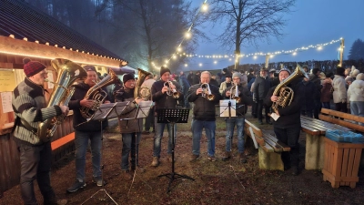 Blasmusiker aus Eslarn und Waidhaus stimmen die zahlreichen Besucher auf Weihnachten ein. (Bild: Karl Ziegler)