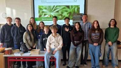Jugendsozialarbeiter Jörg Wetzel mit der Klasse 8a. (Bild: Sabine Graser)