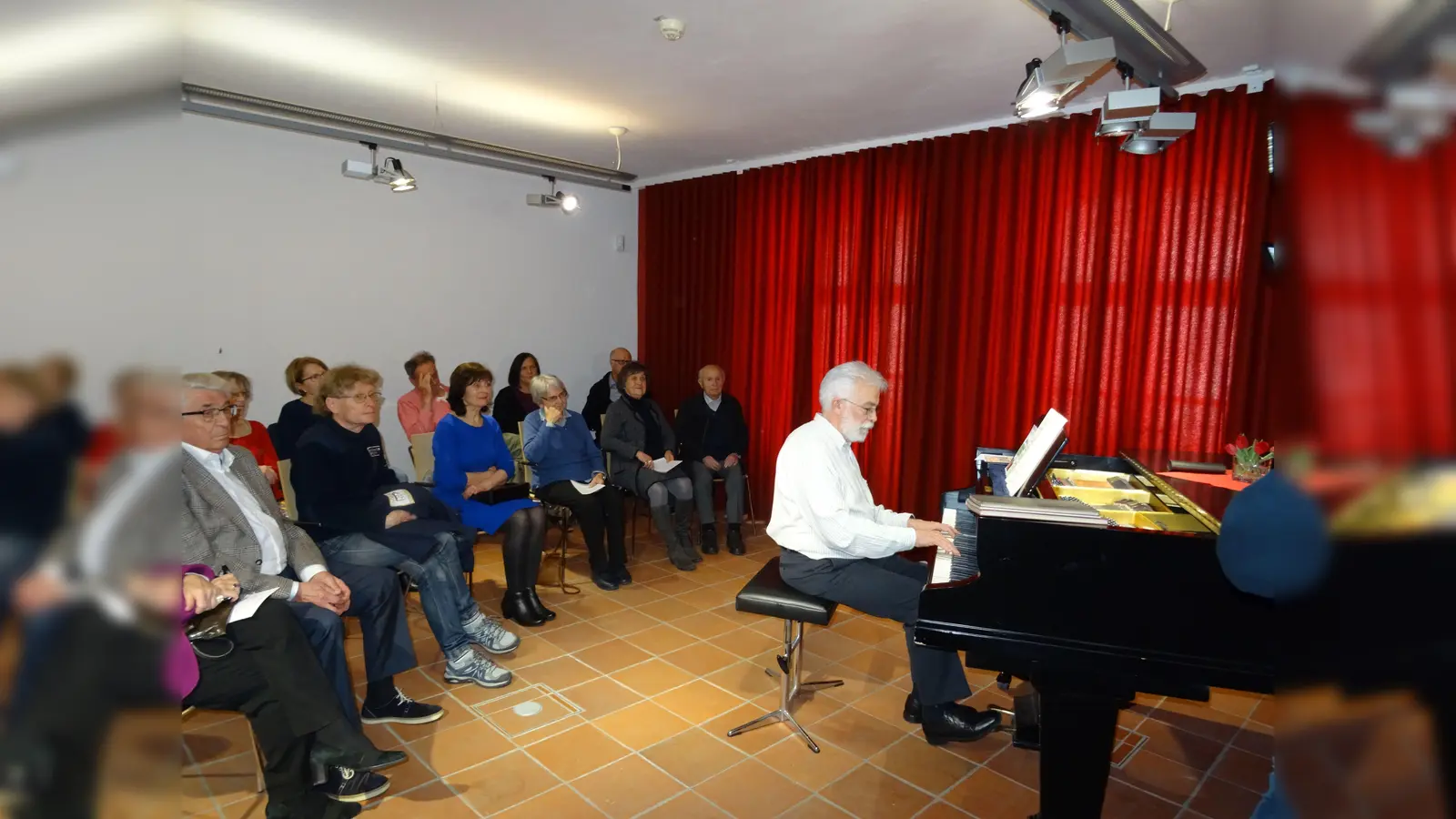Jakob Schröder in Aktion am Flügel im MuseumsQuartier  (Bild: Katarina Brankovic)