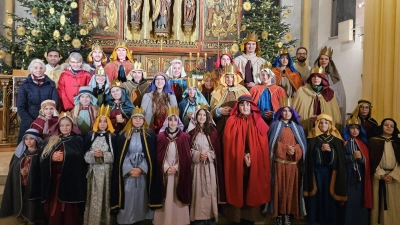 Die Rosenberger Sternsinger freuen sich über ein fulminantes Sammelergebnis. Sie hatten wieder viel Spaß in der Gemeinschaft und freuten sich über die Spenden, wohltuende Begegnungen und anerkennende Worte. (Bild: Richard Beer)