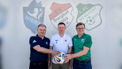 „Die drei Vorstände, Oliver Piehler, Dominik Fischer und Stefan Weiß, gemeinsam am Ball!” (Bild: Stefan Weiß)