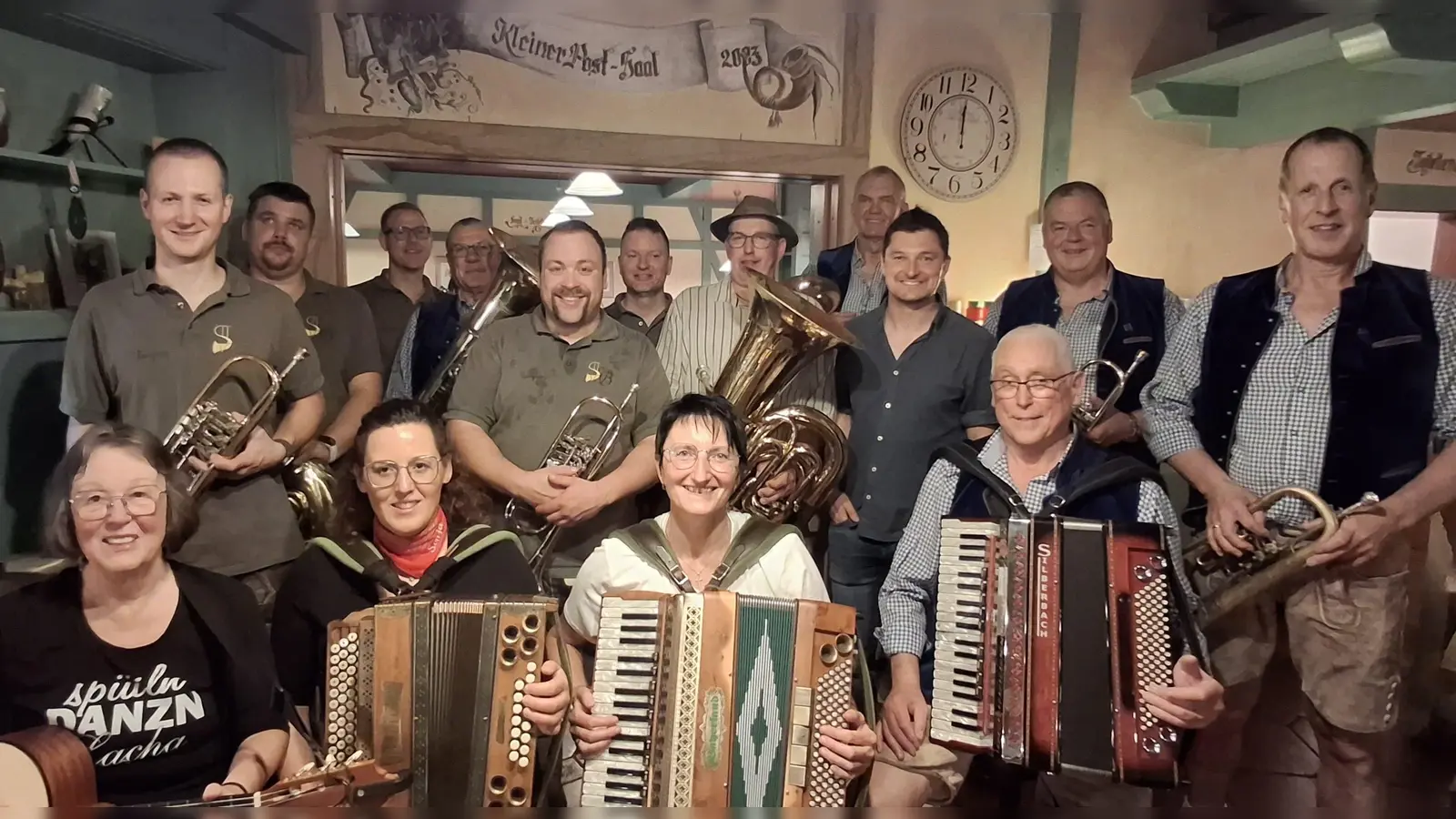 Die musikalischen Freunde von links: Maria Schendzielorz, Stefan Ratzke, Christian Hüttner, Sonja Ringer, Andreas Kredler, Thomas Kirchner, Patrick Luber, Andreas Kohl, Heike Fruth, Marco Brunner, Reinhard Wiesmeth, Kevin Jackson, Lue Nettl, Hans-Jürgen Weiß und Josef Göttlinger (Bild: Theresa Mayerhofer)