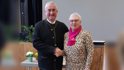 Geistlicher Beirat Stadtpfarrer Alfons Kaufmann, dankte Angelika Vogl für das große Engagement. (Bild: Angelika Vogl)