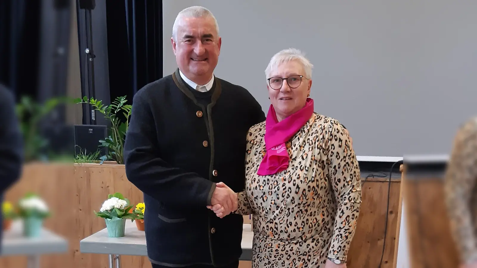 Geistlicher Beirat Stadtpfarrer Alfons Kaufmann, dankte Angelika Vogl für das große Engagement. (Bild: Angelika Vogl)