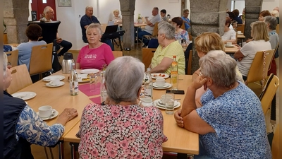 Franz Danhauser aus Bad Neualbenreuth sorgte bei der Sitzweil im Schafferhof mit musikalischen Rätseln und humorvollen Mundartgeschichten für beste Unterhaltung.  (Bild: Inge Härtl)