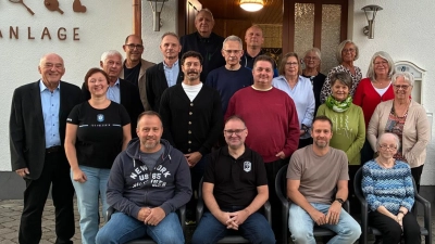 Reihe sitzend v.l. Carsten Floth, Benni Walberer, Christian Floth, Leni Englstädter 2.Reihe stehende v. unten:!.Vorstand Josef Sirtl, 2.Vorstand Johanna Mohr, Ehrenamtsbeauftragter Franz Ficker, Florian Grünberger, Rudi Franz, Gerlinde Reichl, Irene Emmerich, Anita Floth Oberste Reihe: Mario Hochholzer, Bruno Münster, Reinhard Franz, Rainer Dippl, Karlheinz Hirsch, Irmgard Graser, Herta Münsterer, Regina Plößner. (Bild: Stefan Plößner)
