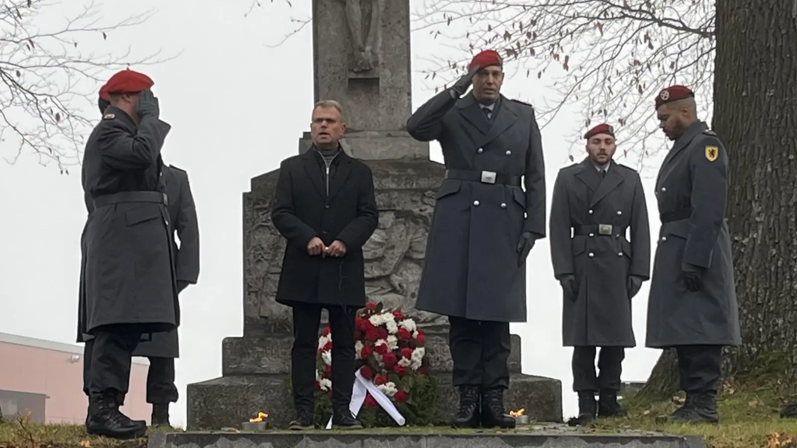 Bürgermeister Karlheinz Budnik und die Soldaten der 2./PzArtBtl 131 aus Weiden bei den Gedenkfeierlichkeiten in Neuhaus (Bild: Karlheinz Budnik)