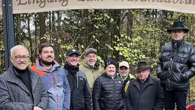 Personen (von links): Bernhard Käß, Manuel Käß, Christian Windschiegl, Christian Stangl, Simon Rettinger, Harald Krapf, Erich Sperber, Karlheinz Budnik (Bild: Matthias Hanke)