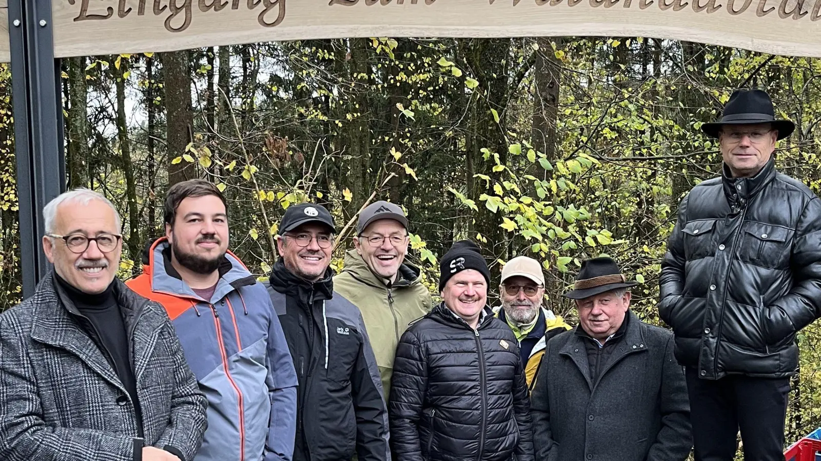 Personen (von links): Bernhard Käß, Manuel Käß, Christian Windschiegl, Christian Stangl, Simon Rettinger, Harald Krapf, Erich Sperber, Karlheinz Budnik (Bild: Matthias Hanke)