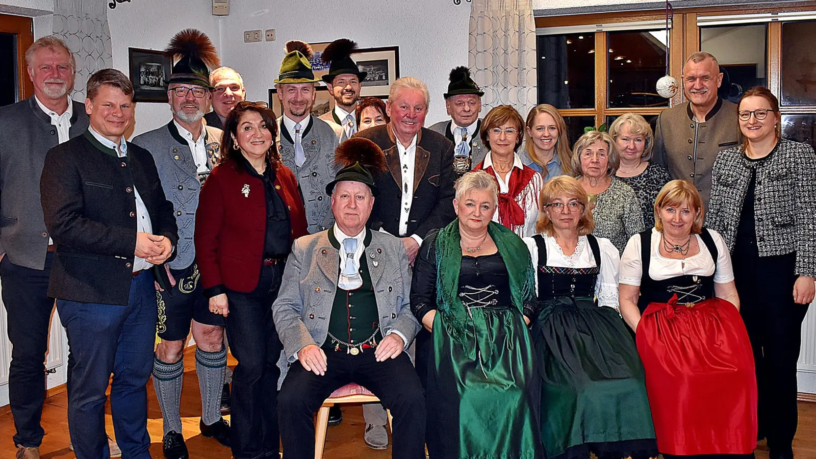 Der Gebirgstrachtenverein Almrausch stellte mit der Wahl der Vorstandschaft die Führung für die nächsten beiden Jahre auf. Sitzend links 1. Vorsitzender Wolfgang Gmeiner, daneben 2. Vorsitzende Birgit Guß mit den Ehrengästen und der weiteren Vorstandschaft. (Bild: Rudolf Bauernfeind)