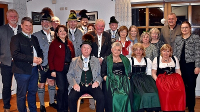 Der Gebirgstrachtenverein Almrausch stellte mit der Wahl der Vorstandschaft die Führung für die nächsten beiden Jahre auf. Sitzend links 1. Vorsitzender Wolfgang Gmeiner, daneben 2. Vorsitzende Birgit Guß mit den Ehrengästen und der weiteren Vorstandschaft. (Bild: Rudolf Bauernfeind)