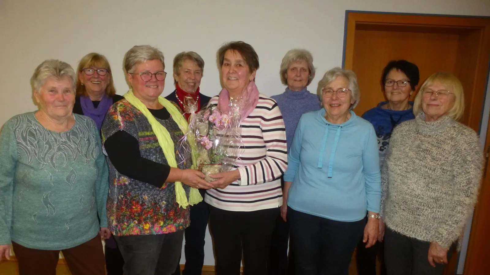 Verabschiedet wurde von Ulrike Högen für 18-jährige Mitarbeit Emma Kummer (Bildmitte). Mit dabei Team- und Service-Kräfte. Links Neumitglied Uschi Grundler. (Bild: Siegfried Bock)