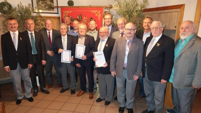Ehrengäste und Geehrten v.l.n.r.: Vorsitzender Richard Neudecker, Bürgermeister Hermann Böhm, Landrat Richard Reisinger, Dr. Bernhard Danzer, MdL Dr. Harald Schwarz, Christian Beck, Willibald Wiesnet, Andreas Flierl, Günter Wilfer, Johannes Donhauser, Ehrenvors. SK-Nordoberpfalz Herbert Kick, Vors. SK-Nordoberpfalz Karl Herrmann, Erhard Neudecker, Ehrenchorleiter Hans Koller, Vors. SG-Amberg Adolf Gassner. (Bild:  Leonhard Donhauser)