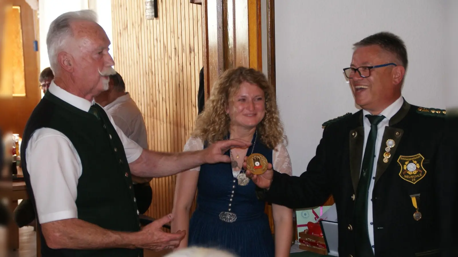 OSB-Präsident Franz Brunner (l.) überreicht die Medaille des Deutschen Schützenbundes zum 100-jährigen Jubiläum an 2. Vorstand Lena Rosenblatt und Ehrenoberschützenmeister Wolfgang Sennfelder (Bild: Peter Domanits )