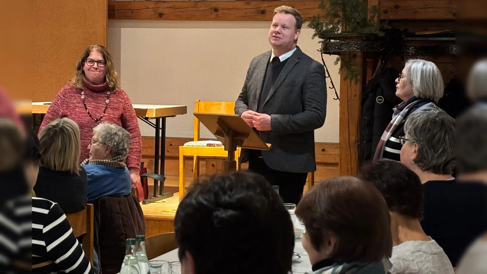 Pfarrer Thomas Kraus bedankte sich in seiner Rede für die Arbeit des Frauenbundes. Mit im Bild: Schriftführerin Eva Hoffmann (l) und 2. Vorsitzende Renate Zaloga (r). (Bild: Margit Stich)