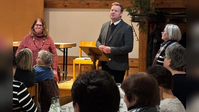 Pfarrer Thomas Kraus bedankte sich in seiner Rede für die Arbeit des Frauenbundes. Mit im Bild: Schriftführerin Eva Hoffmann (l) und 2. Vorsitzende Renate Zaloga (r). (Bild: Margit Stich)