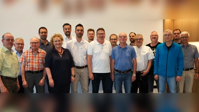 Die beiden Obermeister der Schreiner-Innung Schwandorf tauschen die Rollen. (Bild: Rudi Hirsch )