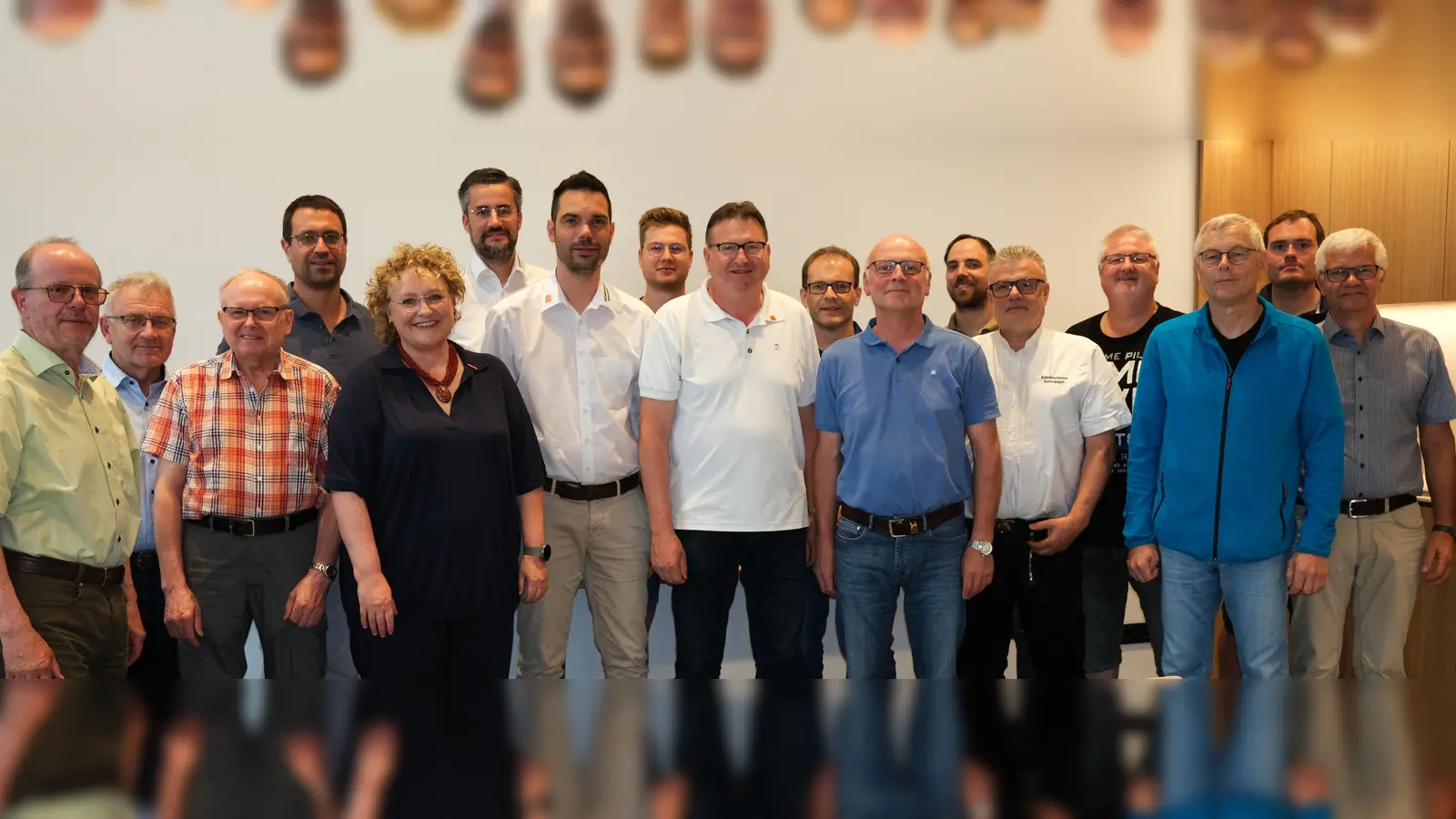 Die beiden Obermeister der Schreiner-Innung Schwandorf tauschen die Rollen. (Bild: Rudi Hirsch )