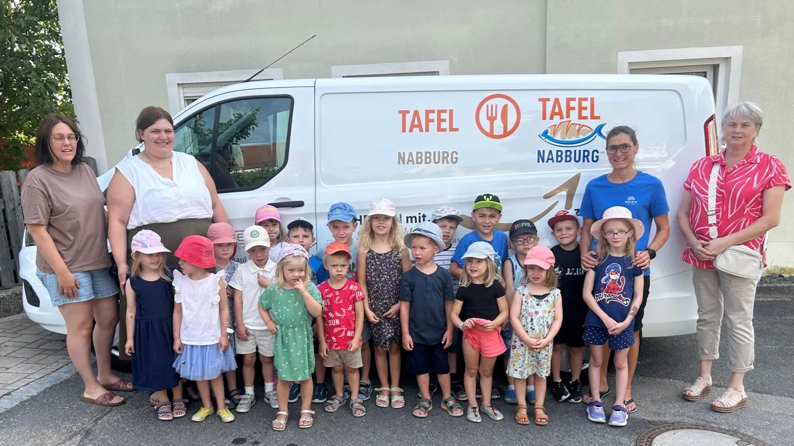Kinder des Kindergarten Sankt Marien Nabburg, Leiterin des Kindergartens, Silke Pfab (o.2.v.r.) und 2. Vorstand der Tafel Nabburg (r.), Ernestine Gietl nach der Übergabe von Spielen und Spielsachen an die Tafel Nabburg. (Bild: Hans Rachwalik)
