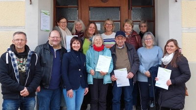 12 Ehrenamtliche nahmen an der Schulung zum Wanderbegleiter für Menschen mit Demenz in Marktredwitz teil. (Bild: Birgit Schelter)