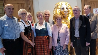 Das altbewährte Vorstandsteam mit (v.l.) 1. Schriftführer Georg Lindner, 1. Kassiererin Adele Lindner, Beisitzerin Erika Kleber, 2. Vorsitzende Berta Ertl, 1. Vorsitzender Heinrich Kleber, 2. Kassiererin Gretl Thomas und die Kassenrevisoren Hans Wagner und Karl Ertl. (Bild: Georg Lindner)