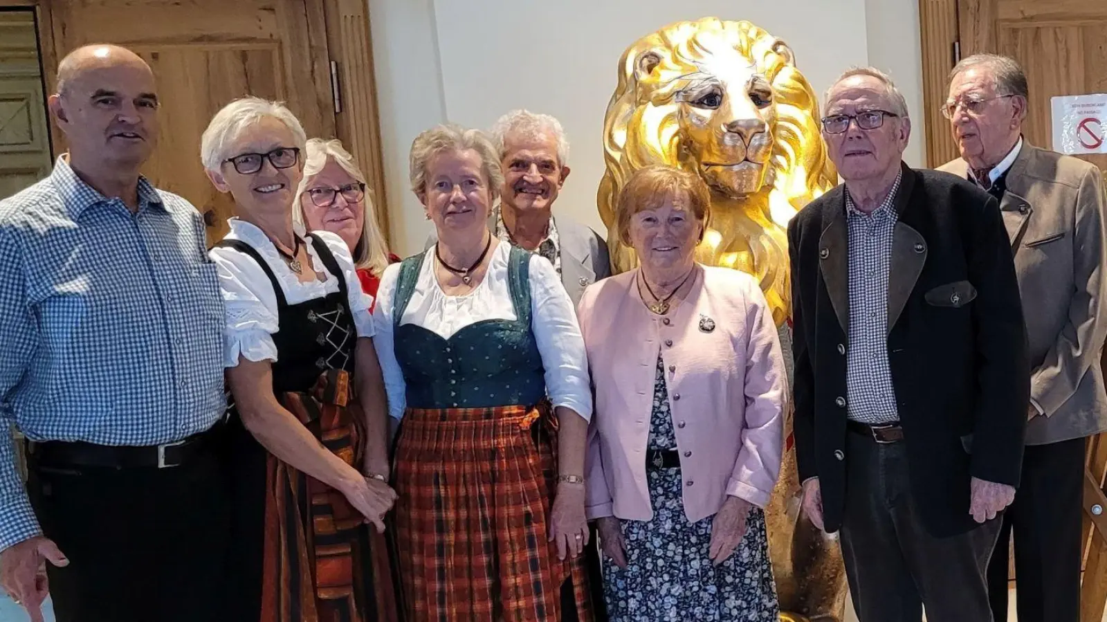 Das altbewährte Vorstandsteam mit (v.l.) 1. Schriftführer Georg Lindner, 1. Kassiererin Adele Lindner, Beisitzerin Erika Kleber, 2. Vorsitzende Berta Ertl, 1. Vorsitzender Heinrich Kleber, 2. Kassiererin Gretl Thomas und die Kassenrevisoren Hans Wagner und Karl Ertl. (Bild: Georg Lindner)