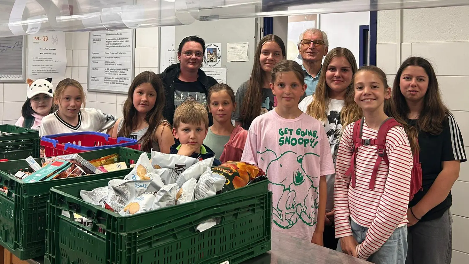 Noch sind die Körbe und Regale gut gefüllt. Als die Kinder hörten, für wie viele Menschen mit geringem Einkommen die Sachen reichen müssen, waren sie doch betroffen.  (Bild: Elfriede Winter )